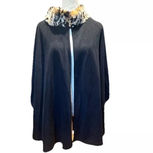 Women's Black Batwing Poncho Cape Leopard Faux Fur Collar Cuffs Size Large - Picture 2 of 6